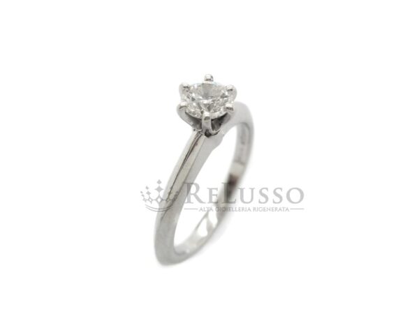 Anello solitario Tiffany & Co. modello Tiffany® Setting in platino con diamante da 0,39ct.foto4