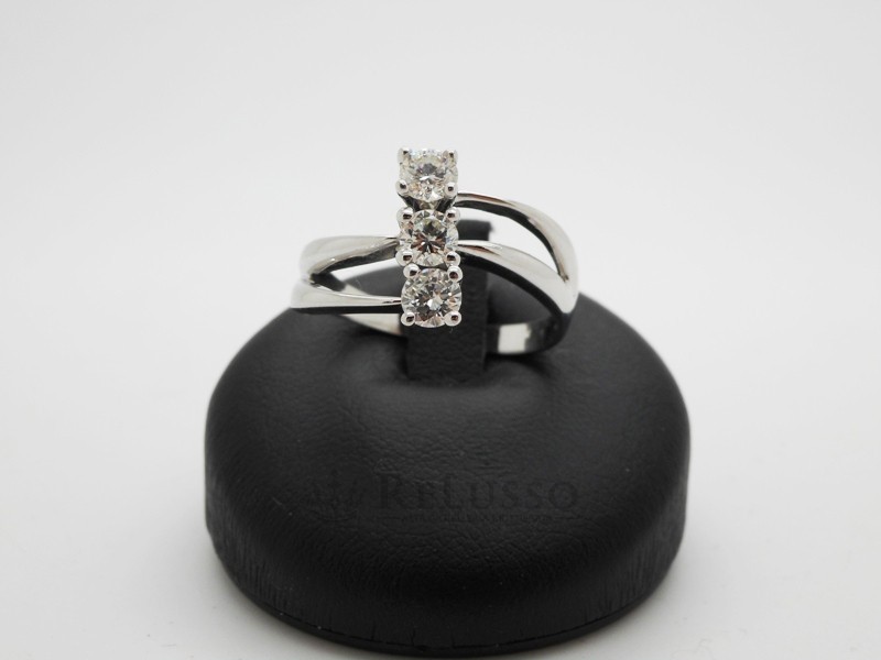 Anello Trilogy verticale da 0,65ct in oro bianco H color foto5