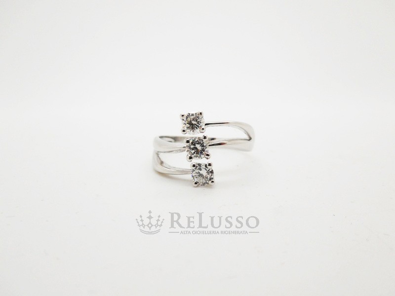 Anello Trilogy verticale da 0,65ct in oro bianco H color foto8