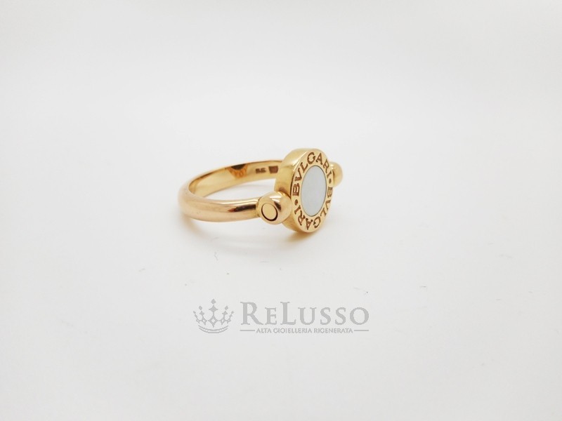 Anello Bulgari girevole collezione Bvlgari-Bvlgari in oro giallo con madreperla ed onice foto10