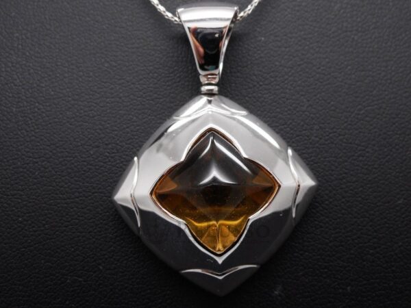 Ciondolo bulgari collezione Piramide in oro bianco e quarzo citrino foto2