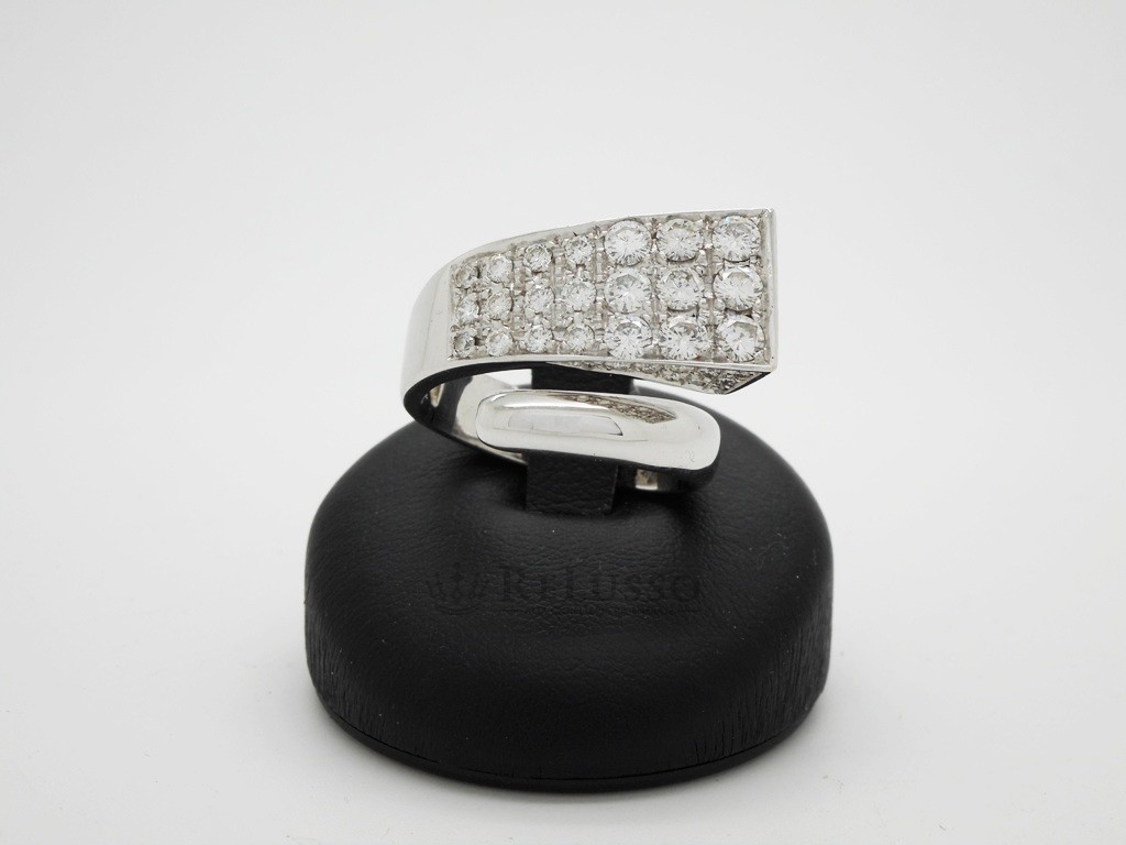 Anello Contrarié in oro bianco con pavé di diamanti da 1,70ct foto3