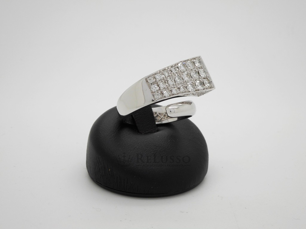 Anello Contrarié in oro bianco con pavé di diamanti da 1,70ct foto4