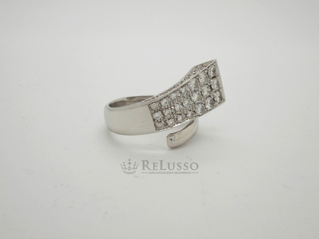 Anello Contrarié in oro bianco con pavé di diamanti da 1,70ct foto6