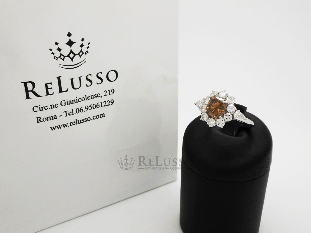Anello con diamante Fancy Brown da 2,36 ct e diamanti bianchi da 2,00ct in oro foto1