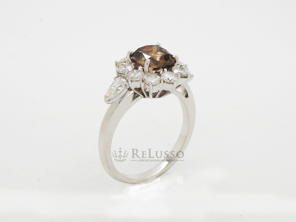 Anello con diamante Fancy Brown da 2,36 ct e diamanti bianchi da 2,00ct in oro foto2