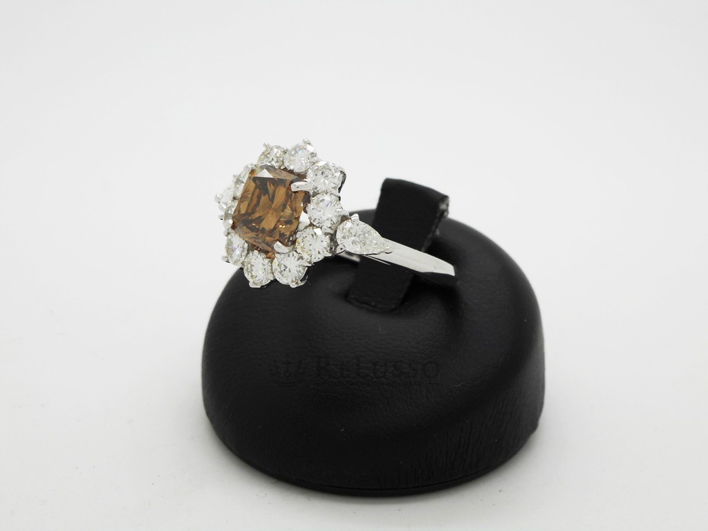 Anello con diamante Fancy Brown da 2,36 ct e diamanti bianchi da 2,00ct in oro foto4
