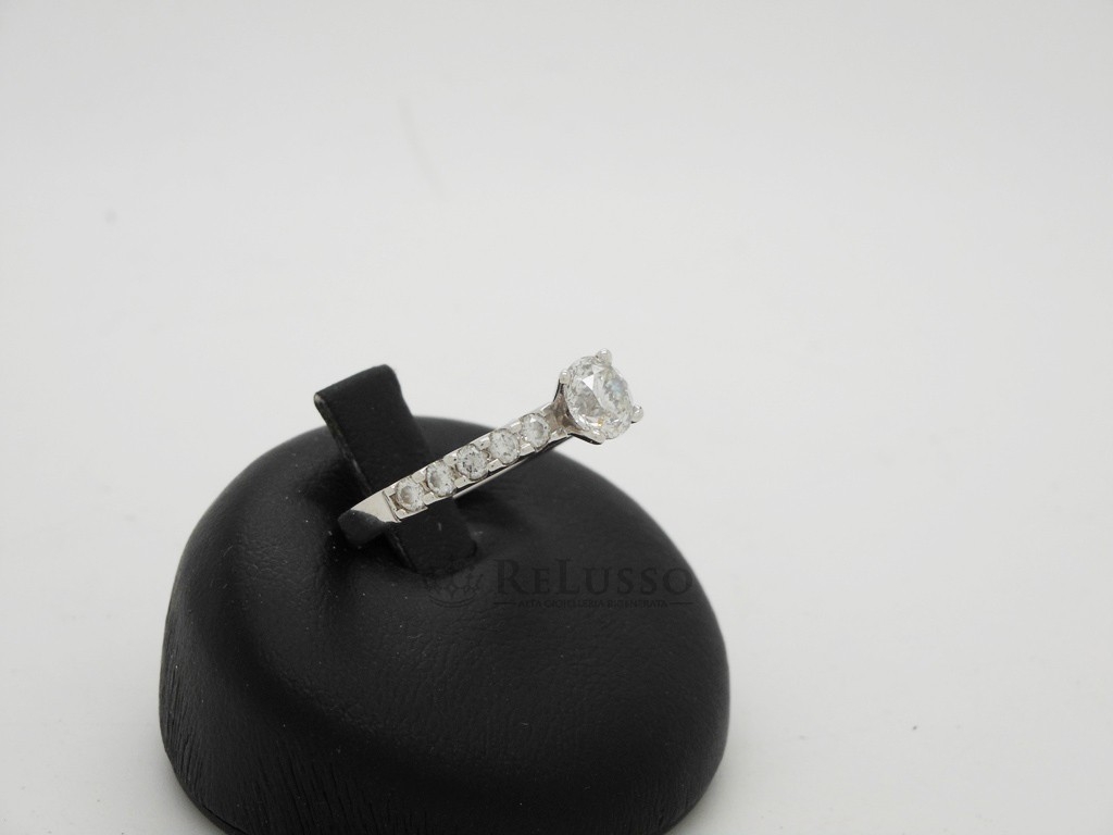 Anello Solitario Michael Hill con diamante da 0,65 in oro bianco 18kt foto4