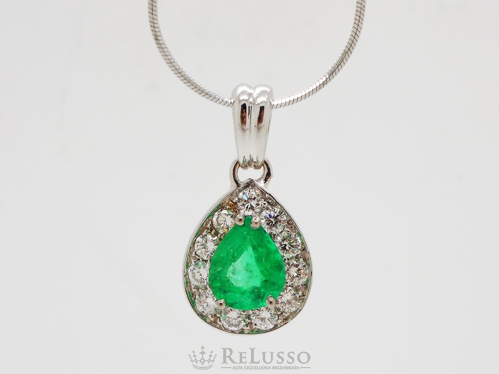 Collana in oro bianco e pendente con smeraldo da 1,26ct e diamanti per 1,10ct foto2