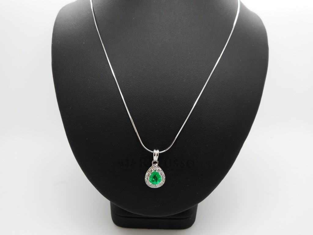 Collana in oro bianco e pendente con smeraldo da 1,26ct e diamanti per 1,10ct foto3