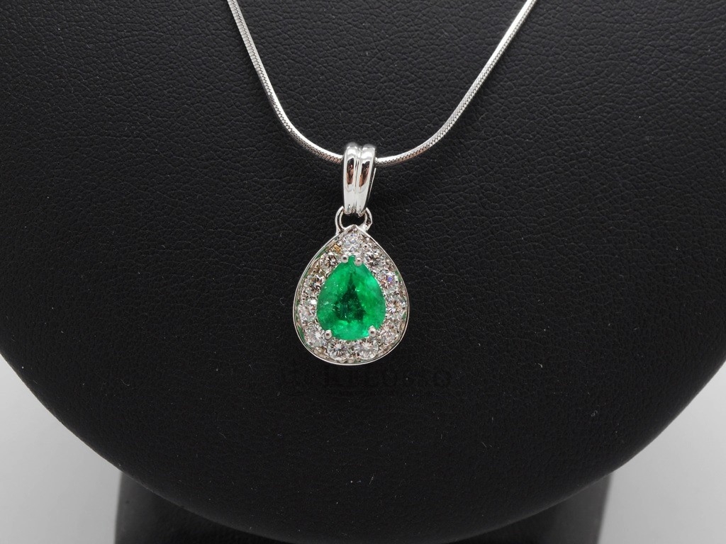 Collana in oro bianco e pendente con smeraldo da 1,26ct e diamanti per 1,10ct foto4