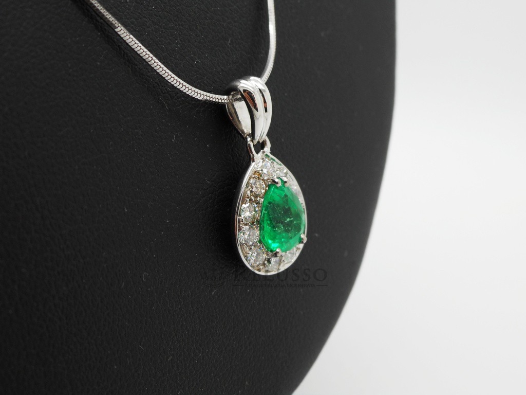Collana in oro bianco e pendente con smeraldo da 1,26ct e diamanti per 1,10ct foto5