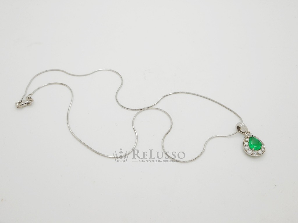 Collana in oro bianco e pendente con smeraldo da 1,26ct e diamanti per 1,10ct foto6