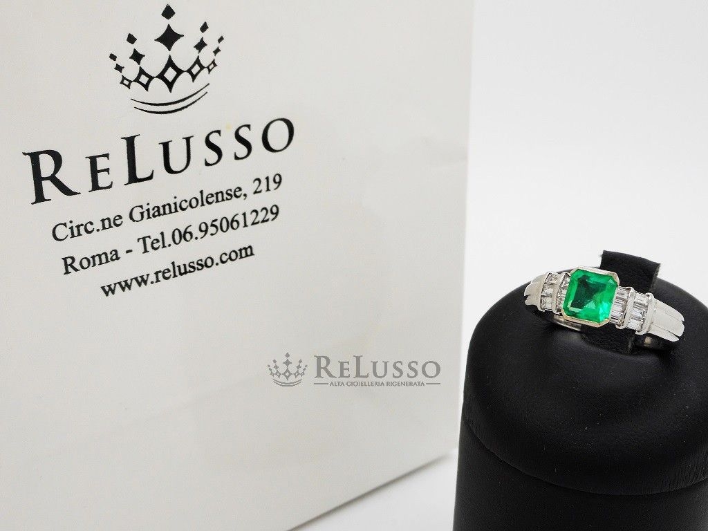 Anello con smeraldo colombiano da 0,90ct e diamanti per 0,60ct in oro bianco foto1