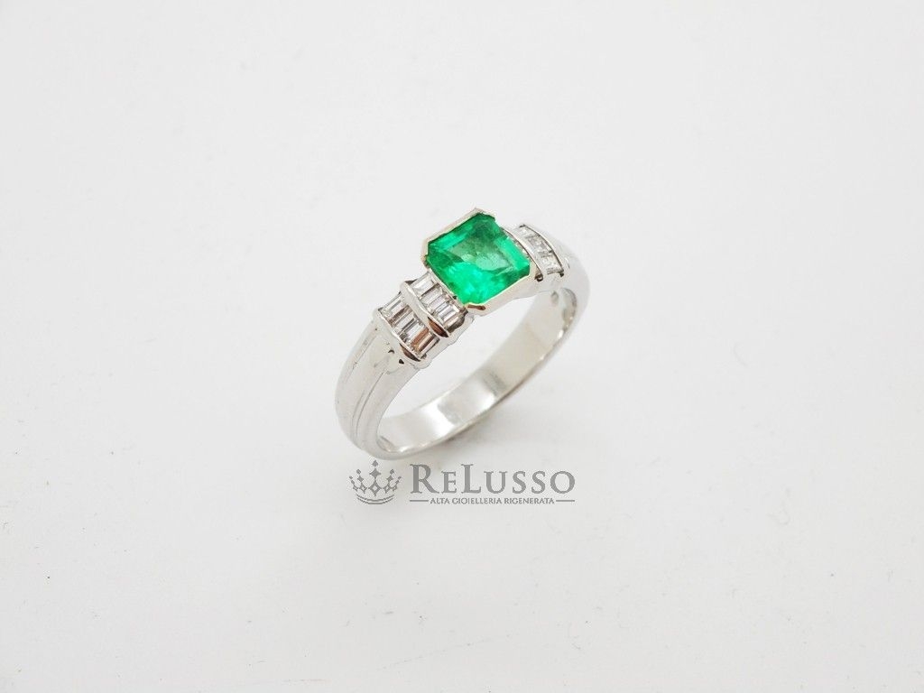 Anello con smeraldo colombiano da 0,90ct e diamanti per 0,60ct in oro bianco foto5