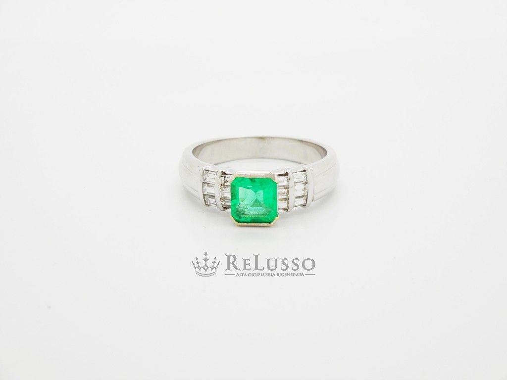 Anello con smeraldo colombiano da 0,90ct e diamanti per 0,60ct in oro bianco foto2