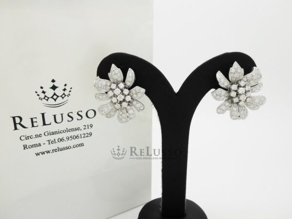 Orecchini a fiore con 3,30ct di diamanti in oro bianco foto1