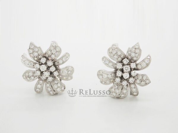 Orecchini a fiore con 3,30ct di diamanti in oro bianco foto5