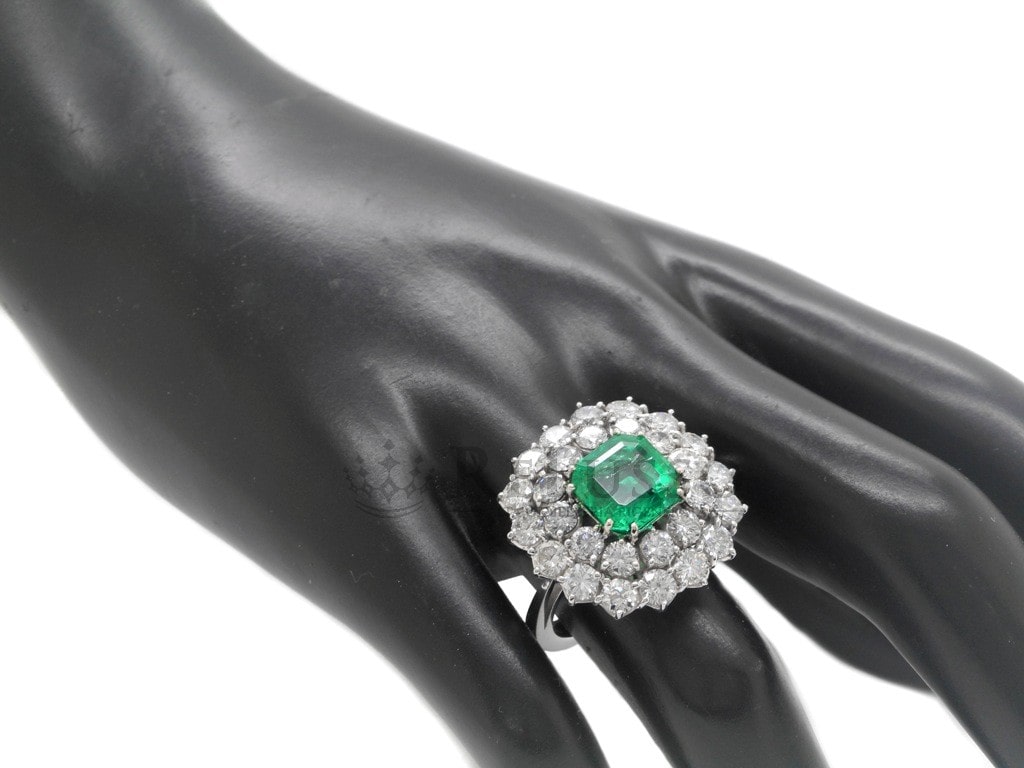 Anello con smeraldo centrale da 3,03ct e diamanti per 3,30ct in oro bianco foto16