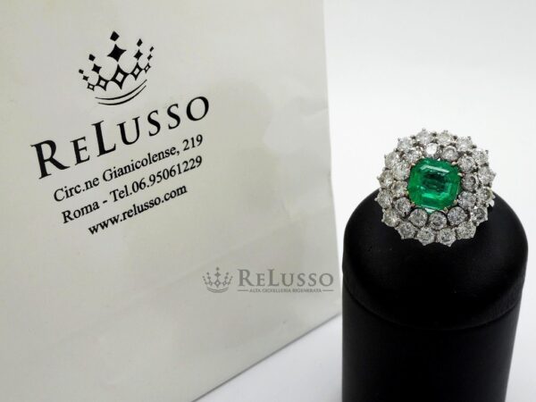 Anello con smeraldo centrale da 3,03ct e diamanti per 3,30ct in oro bianco foto1