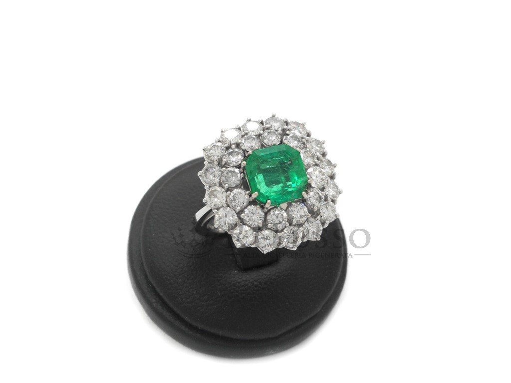 Anello con smeraldo centrale da 3,03ct e diamanti per 3,30ct in oro bianco foto4