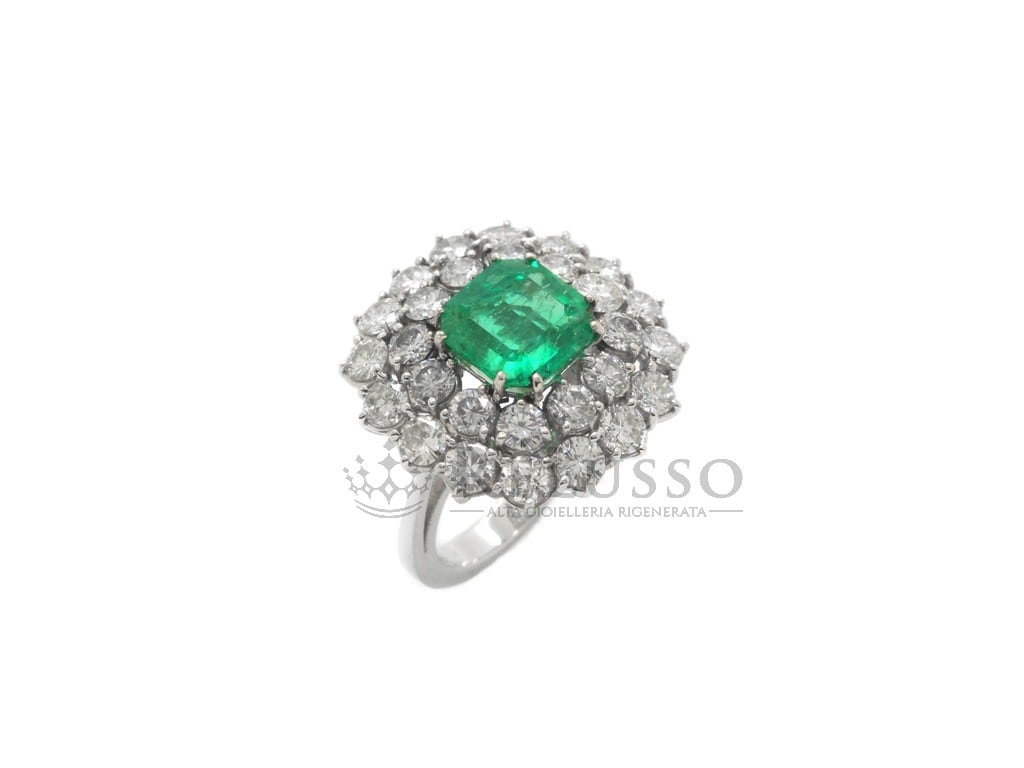 Anello con smeraldo centrale da 3,03ct e diamanti per 3,30ct in oro bianco foto1