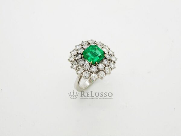 Anello con smeraldo centrale da 3,03ct e diamanti per 3,30ct in oro bianco foto5