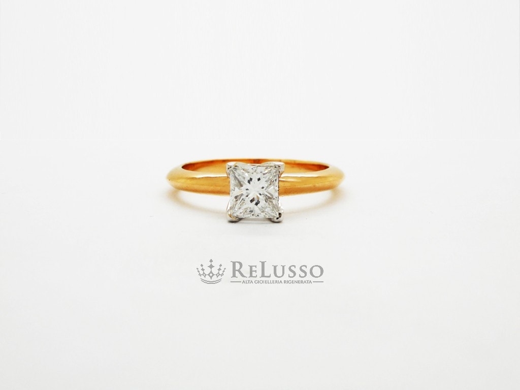 Anello solitario in oro rosa con diamante taglio Princess da 0,72ct E color certificato foto1