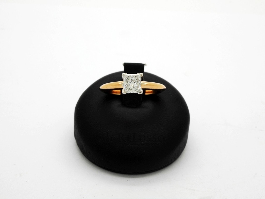 Anello solitario in oro rosa con diamante taglio Princess da 0,72ct E color certificato foto2