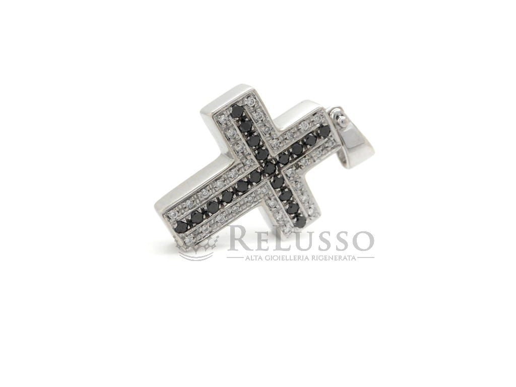 Croce con 0,10ct di diamanti bianchi e 0,20ct di diamanti neri in oro bianco foto3
