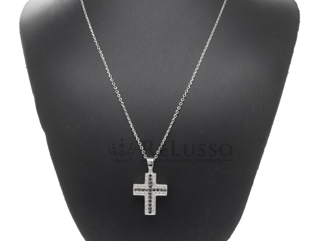 Croce con 0,10ct di diamanti bianchi e 0,20ct di diamanti neri in oro bianco foto4