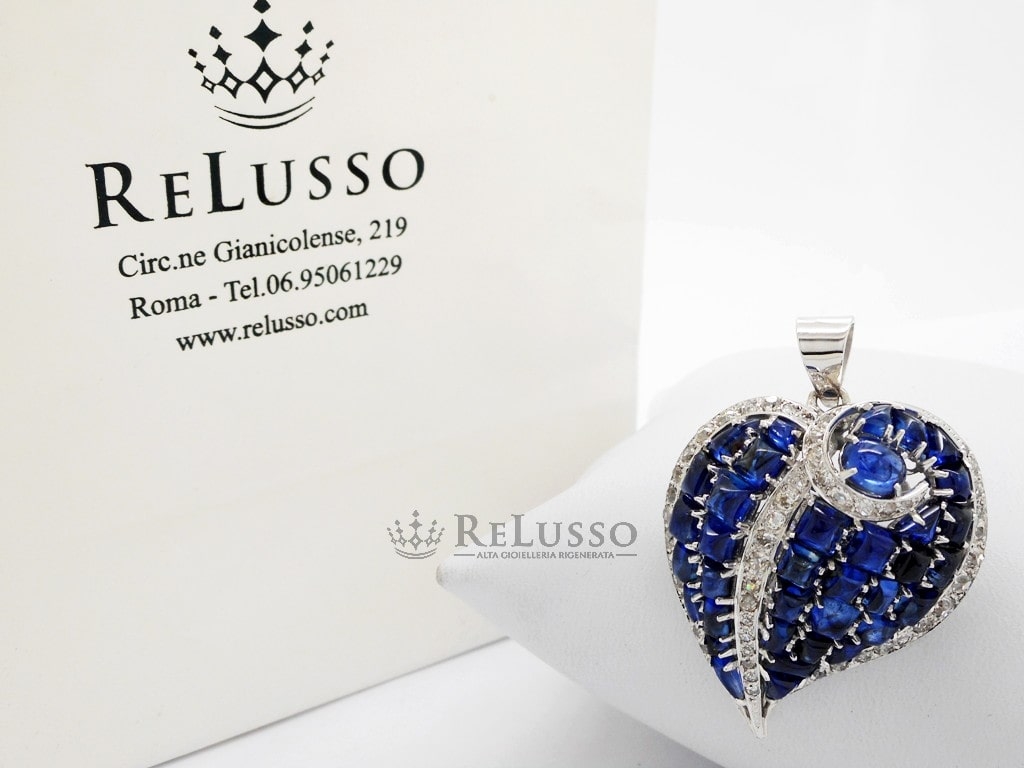 Pendente con 18,75ct di zaffiri cabochon e 3,40ct di diamanti in oro bianco e platino foto1