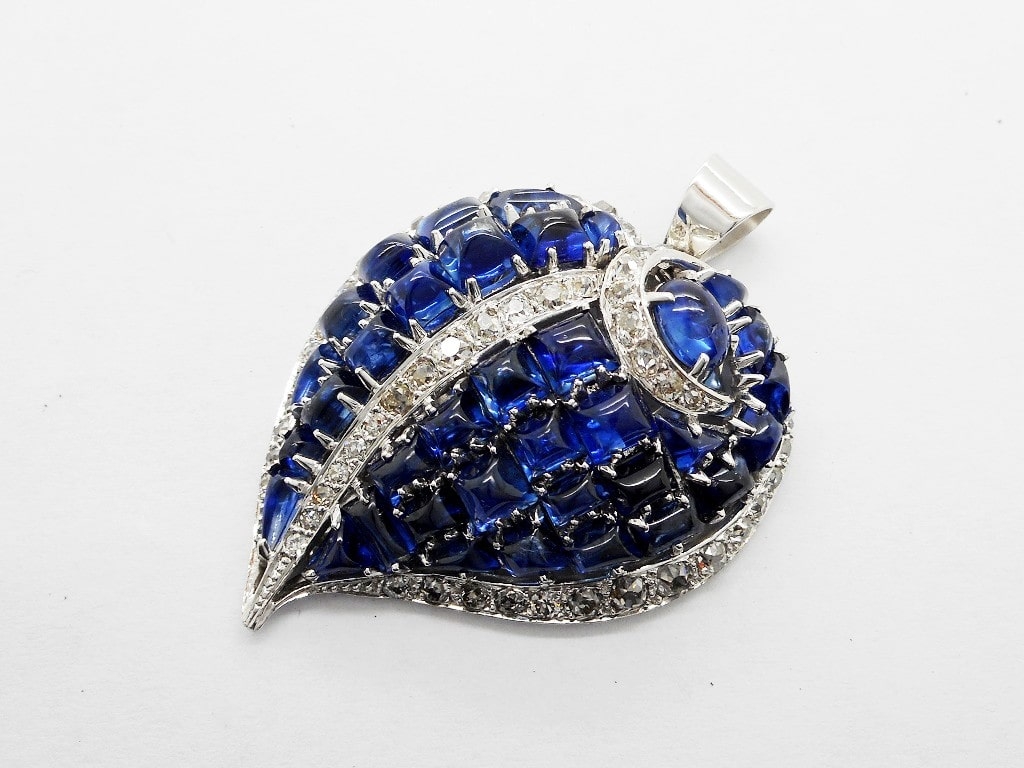 Pendente con 18,75ct di zaffiri cabochon e 3,40ct di diamanti in oro bianco e platino foto 2