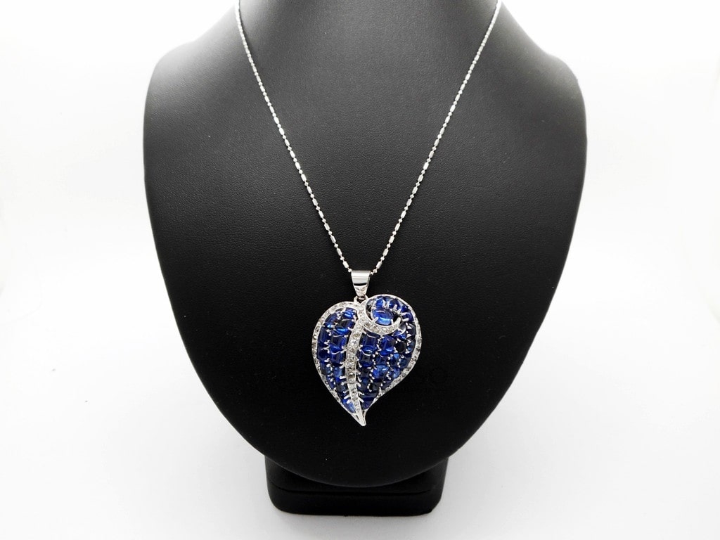 Pendente con 18,75ct di zaffiri cabochon e 3,40ct di diamanti in oro bianco e platino foto3