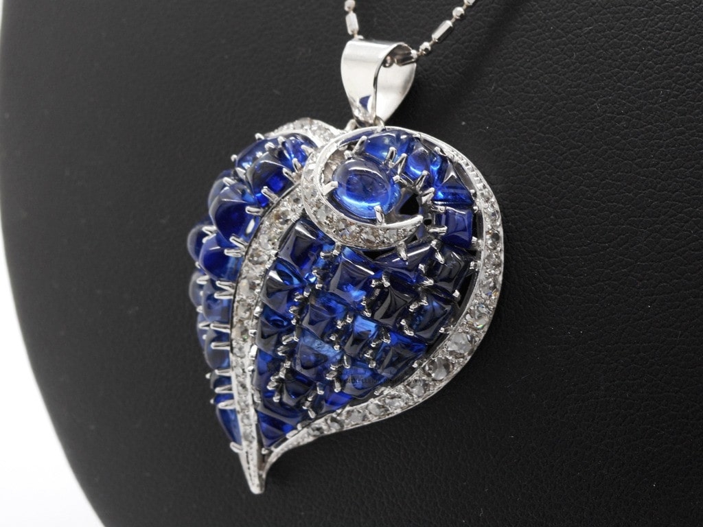 Pendente con 18,75ct di zaffiri cabochon e 3,40ct di diamanti in oro bianco e platino foto6