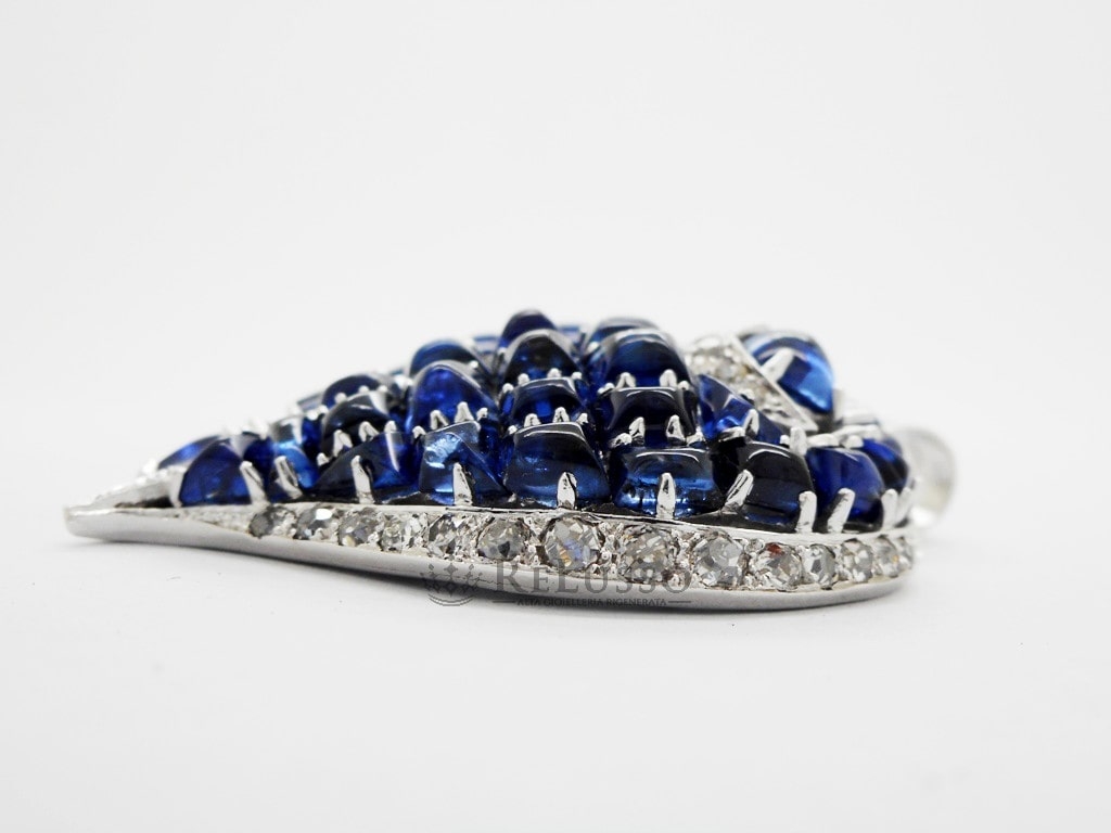Pendente con 18,75ct di zaffiri cabochon e 3,40ct di diamanti in oro bianco e platino foto8