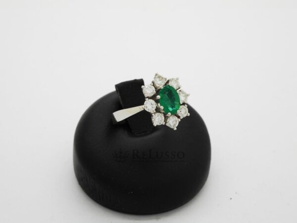 Anello con smeraldo centrale da 0,60ct e diamanti per 0,80ct in oro bianco foto2
