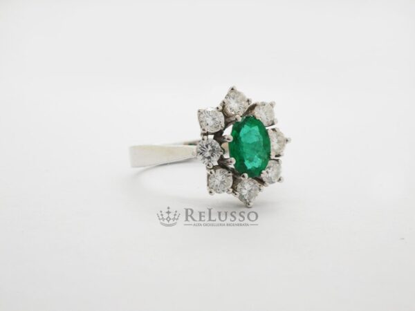 Anello con smeraldo centrale da 0,60ct e diamanti per 0,80ct in oro bianco foto3