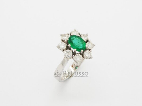 Anello con smeraldo centrale da 0,60ct e diamanti per 0,80ct in oro bianco foto4