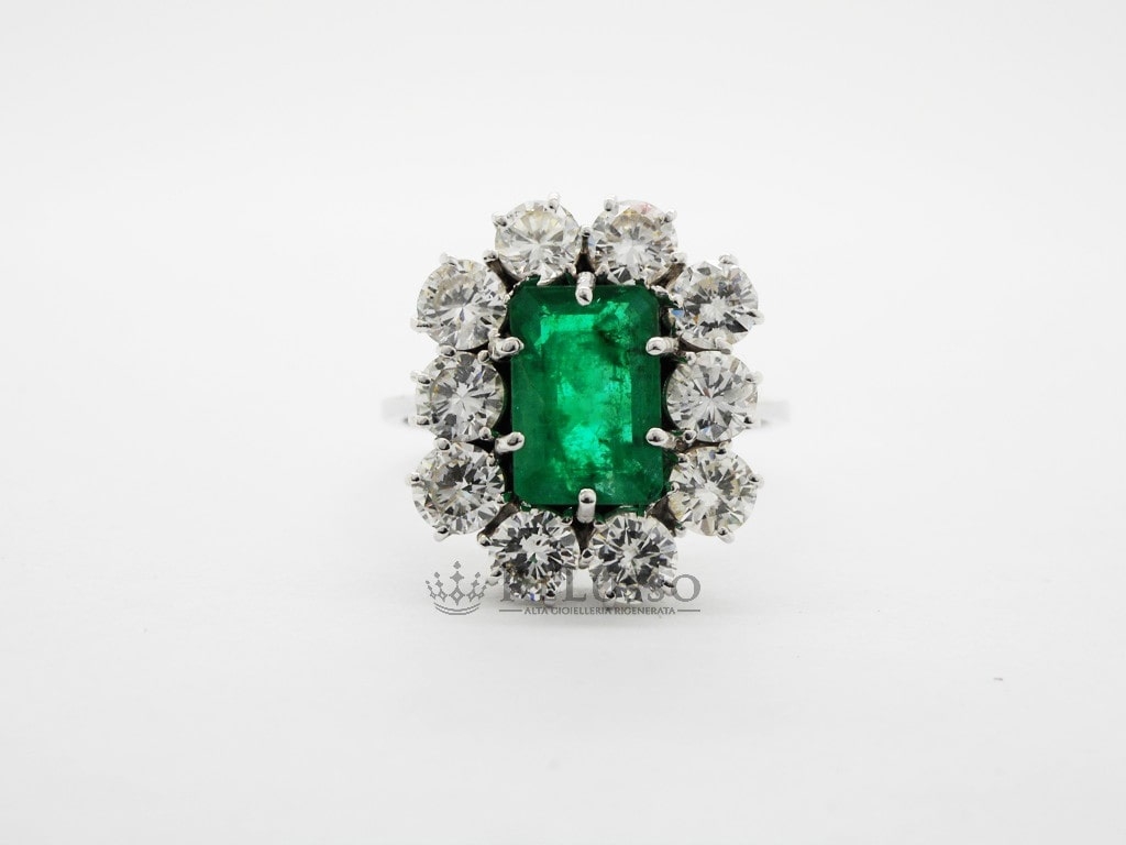 Anello con smeraldo centrale da 1,50ct e diamanti per 1,80ct in oro bianco foto1