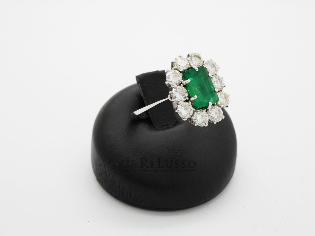 Anello con smeraldo centrale da 1,50ct e diamanti per 1,80ct in oro bianco foto4