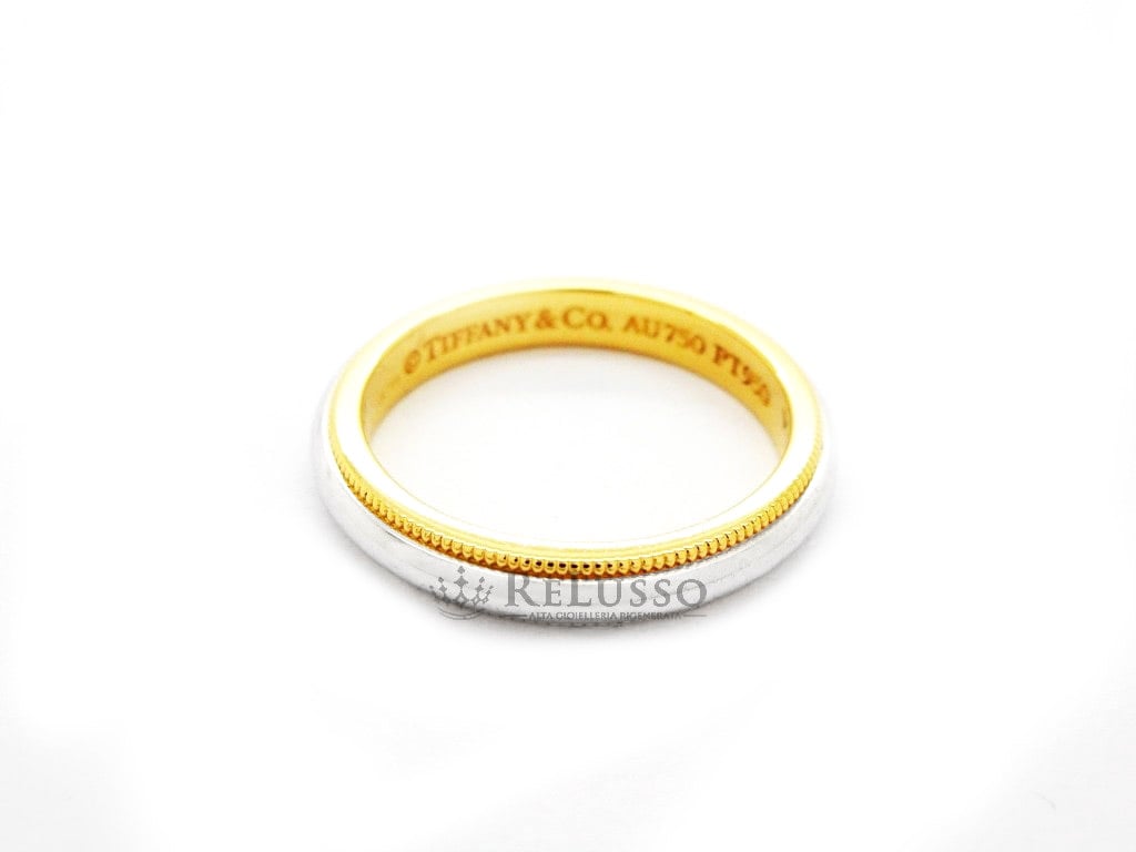 Anello Tiffany Milgrain collezione Tiffany Classic™ in oro giallo e platino. 3mm. foto7