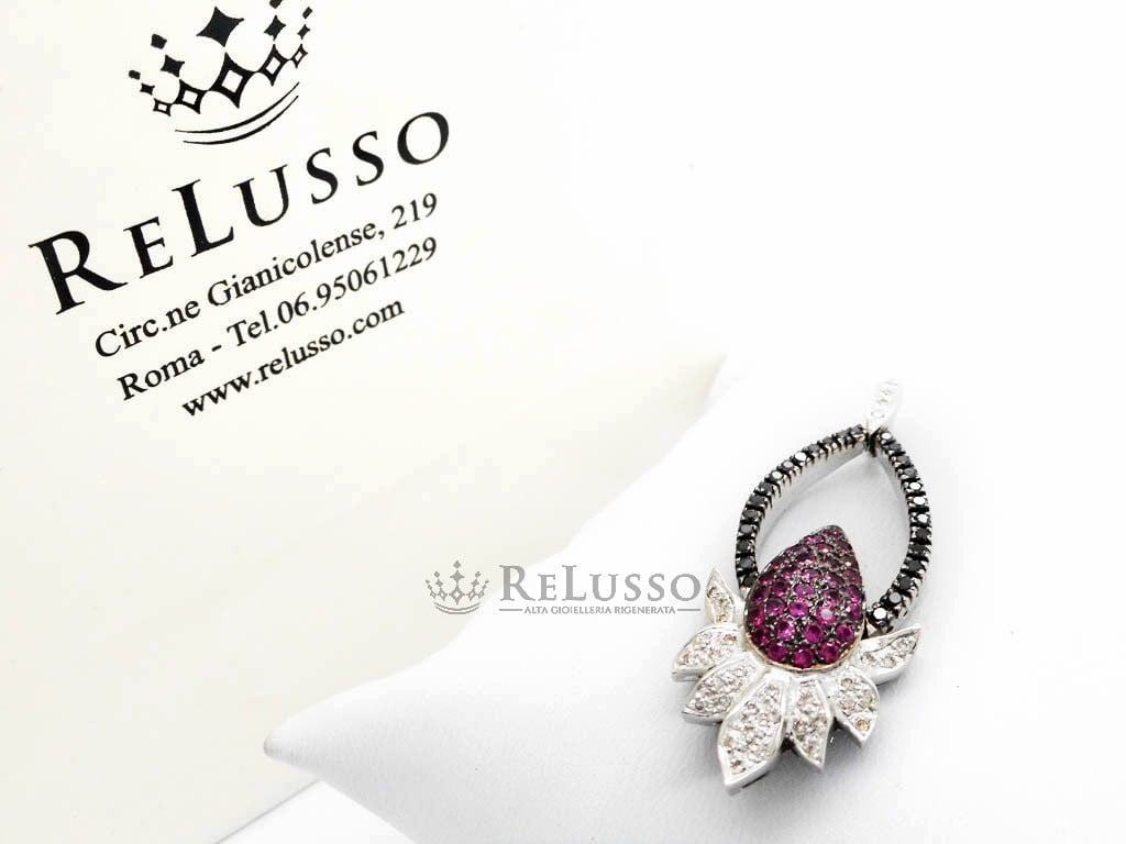 Pendente con diamanti per 0,50ct e rubini birmani per 0,90ct in oro bianco foto1
