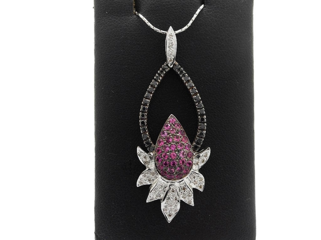 Pendente con diamanti per 0,50ct e rubini birmani per 0,90ct in oro bianco foto2