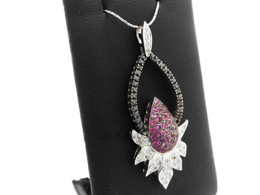 Pendente con diamanti per 0,50ct e rubini birmani per 0,90ct in oro bianco foto3