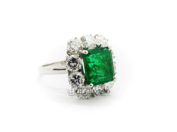 Anello con smeraldo centrale da 2,05 ct e diamanti per 2,50ct in oro bianco foto3