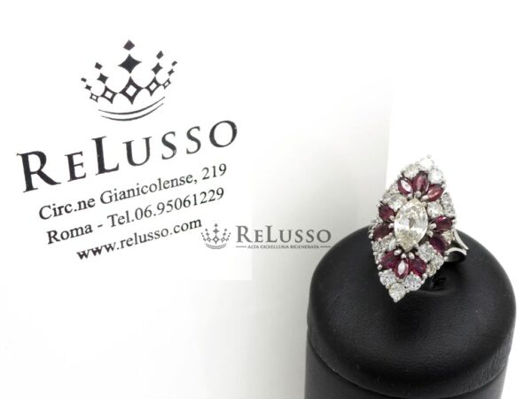 Anello con diamante marquise da 0,87ct e contorno di diamanti e rubini in oro bianco foto1