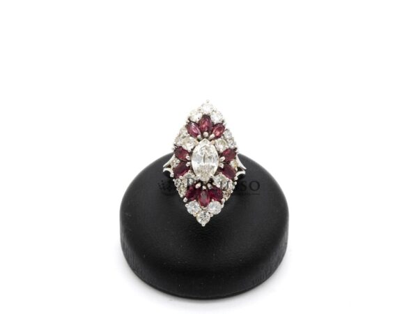 Anello con diamante marquise da 0,87ct e contorno di diamanti e rubini in oro bianco foto4