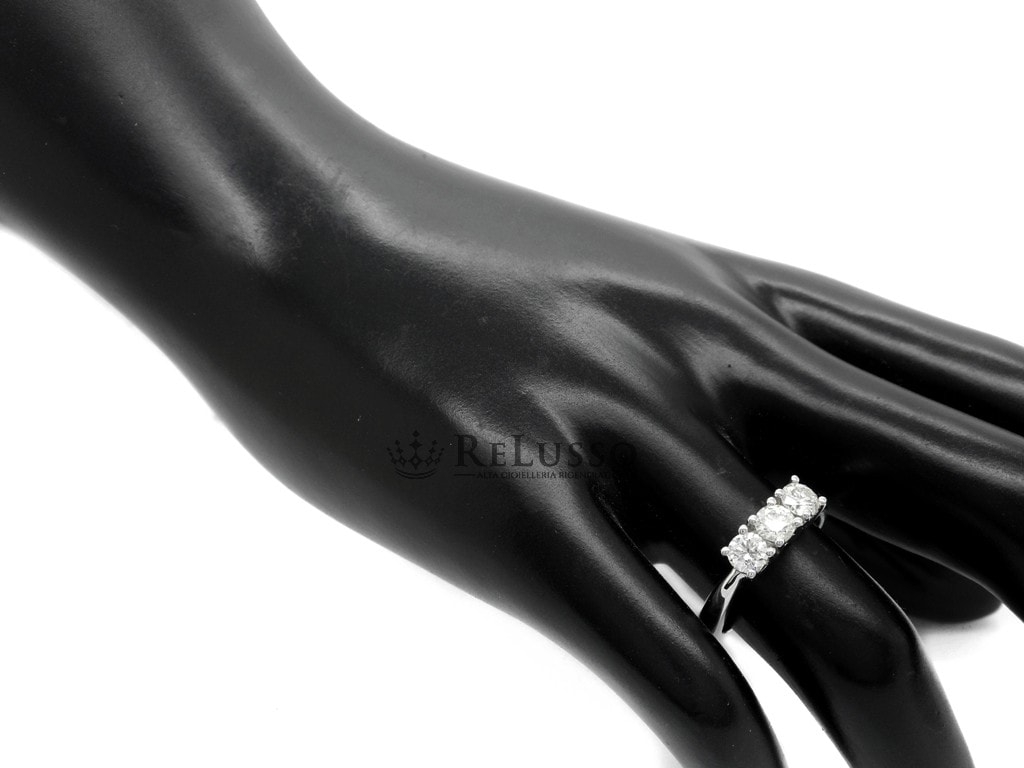 Anello Trilogy da 0,91ct Colore H-I purezza VVS certificato foto6