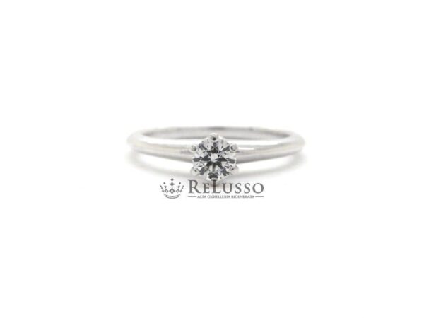 Anello solitario Tiffany & co. modello Tiffany® Setting in platino con diamante da 0,23ct foto2